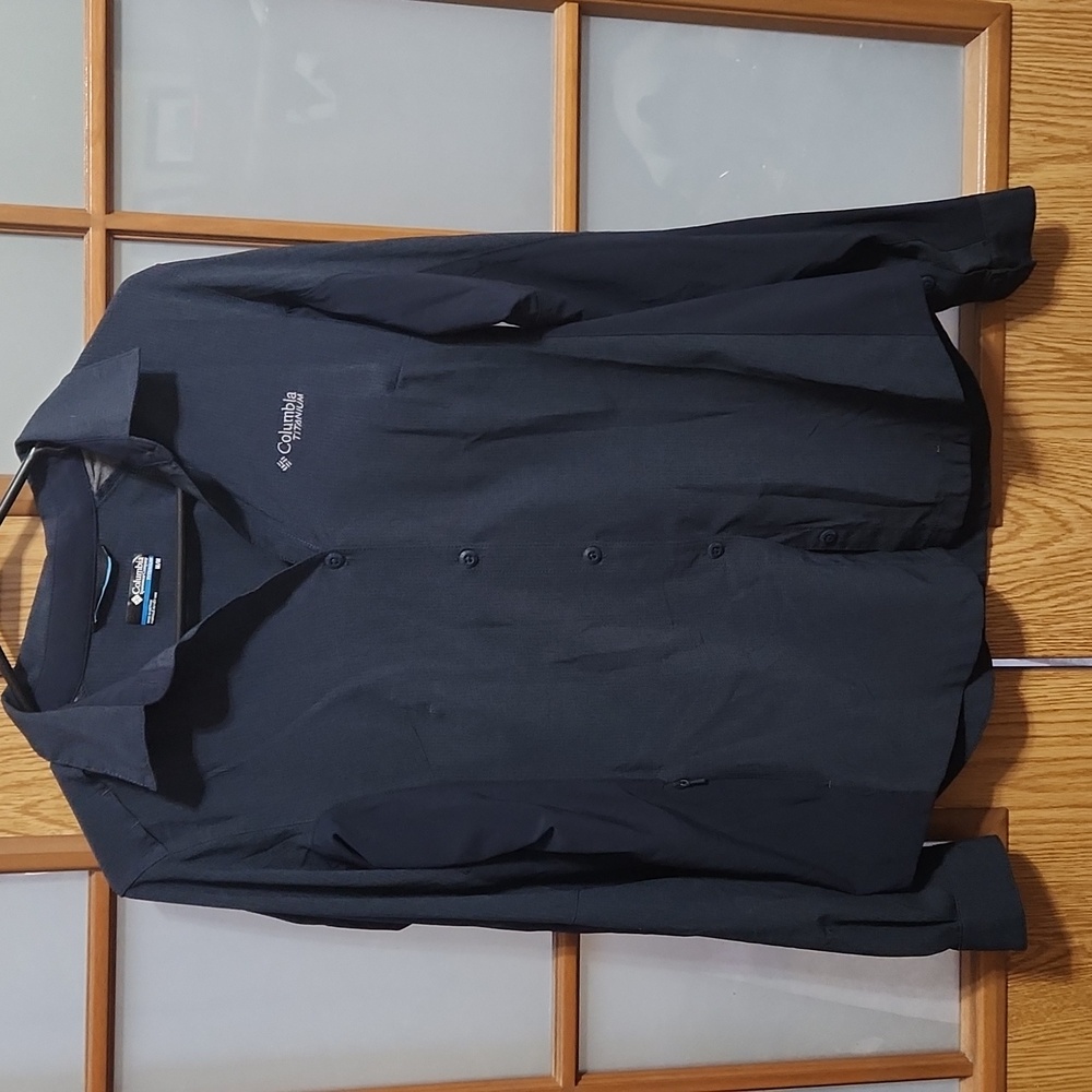 Columbia Womens Titanium Omni Freeze Navy Button Up With Vented Back Medium
